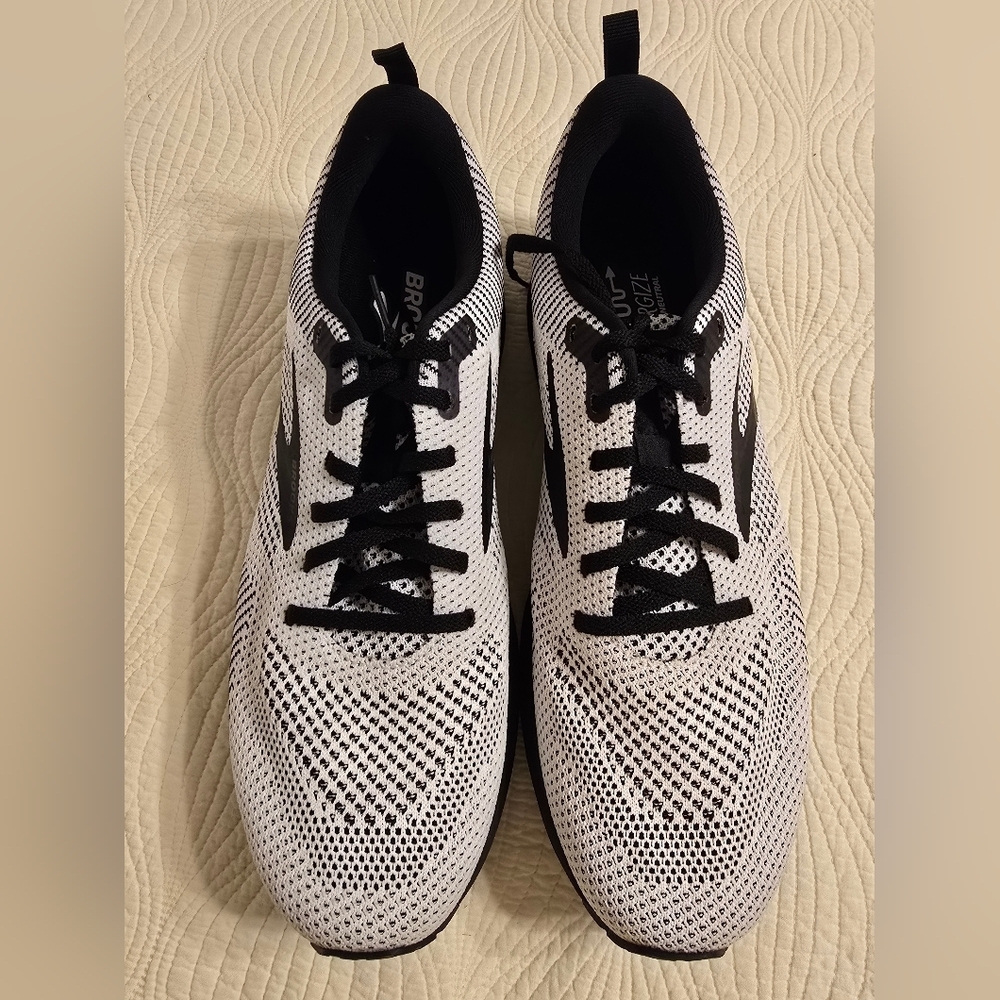 NWOT Brooks Men's Revel 5 Sneakers
